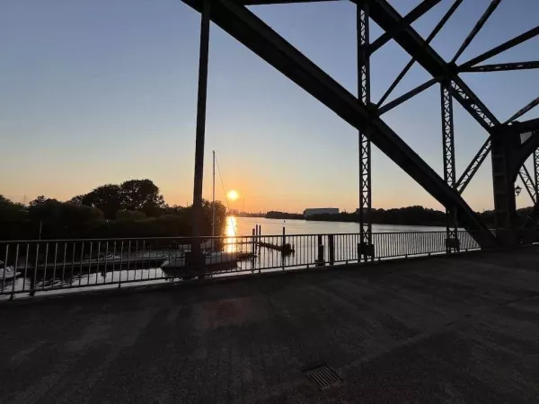 Alte Harburger Elbbrücken bei Sonnenuntergang