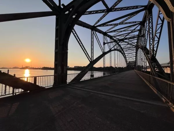 Alte Harburger Elbbrücken bei Sonnenuntergang